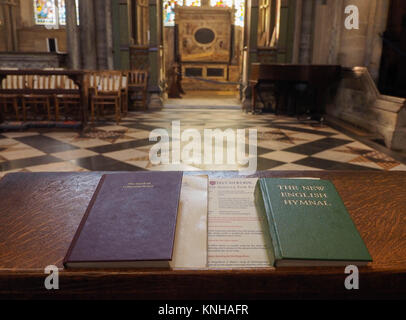 DAS NEUE ENGLISCHE HYNAL UND DAS BUCH DER ÖFFENTLICHEN GEBETE AUF EINEM PEW, ELY CATHEDRAL, ELY, CAMBRIDGESHIRE Stockfoto