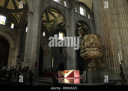 Mexikanische Metropolitan Kathedrale, Zocalo in Mexico City. Catedral Metropolitana de la Asuncion: Iglesia de Santisima Virgen de la Maria ein Los cielos. Stockfoto