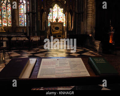 DAS NEUE ENGLISCHE HYNAL UND DAS BUCH DER ÖFFENTLICHEN GEBETE AUF EINEM PEW, ELY CATHEDRAL, ELY, CAMBRIDGESHIRE Stockfoto