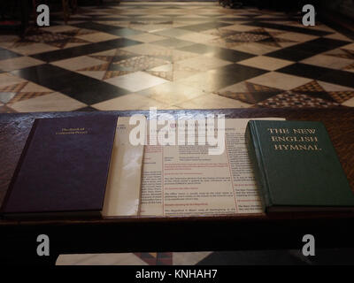 DAS NEUE ENGLISCHE HYNAL UND DAS BUCH DER ÖFFENTLICHEN GEBETE AUF EINEM PEW, ELY CATHEDRAL, ELY, CAMBRIDGESHIRE Stockfoto