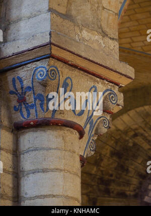 DETAILS VON STEINSÄULEN MIT BLAU BEMALTEN DEKORATIONEN, DAS INNERE VON ELY CATHEDRAL, ELY, CAMBRIDGESHIRE Stockfoto