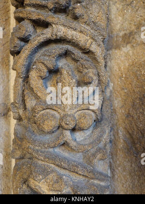 DETAILS VON STEINSCHNITZEREIEN UM DIE TÜR DER VORSTRAFEN, ELY CATHEDRAL, ELY, CAMBRIDGESHIRE Stockfoto