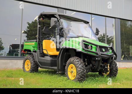 SALO, Finnland - 9. AUGUST 2014: John Deere Gator XUV 550 Crossover Utility Vehicle auf Gras. Die Gator hat einen V-Twin und unabhängige 4-Rad s Stockfoto