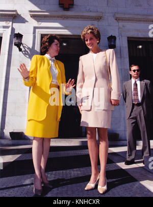 Elizabeth Dole, Präsidentin des Amerikanischen Roten Kreuzes, Linke, teilt ein Gedanke mit Prinzessin Diana, rechts, nach der Prinzessin" Besuch des Amerikanischen Roten Kreuzes Hauptsitz in Washington, DC am 21. Oktober 1994. Obligatorische Credit: Mark Wilson/Amerikanische Rote Kreuz über CNP/MediaPunch/MediaPunch Stockfoto