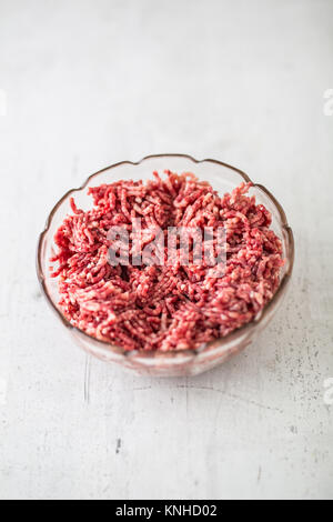 Hackfleisch/Faschiertes Rindfleisch, Schweinefleisch und Lammfleisch in eine Glasschüssel. Stockfoto