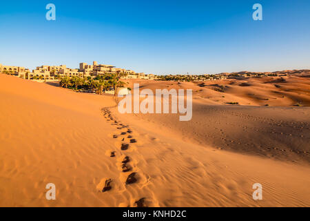 Fußabdrücke auf Wüstensand in Abu Dhabi. Stockfoto
