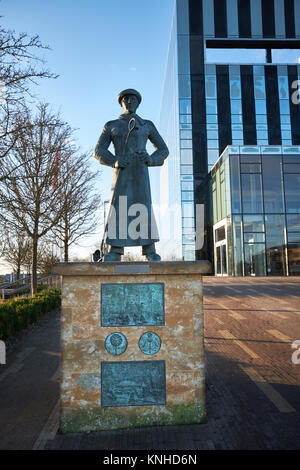 Denkmal Bronzestatue (in James Ashworth Platz vor dem Cube in Corby, Nhants, England), ein Beschäftigter in Erinnerung an die verstorbenen Stahlwerken. Stockfoto