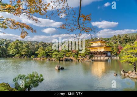 Autumn colors and Fall foliage at the shariden at Rokuon-ji, commonly known as the Golden Pavilion (Kinkakuji") Stockfoto