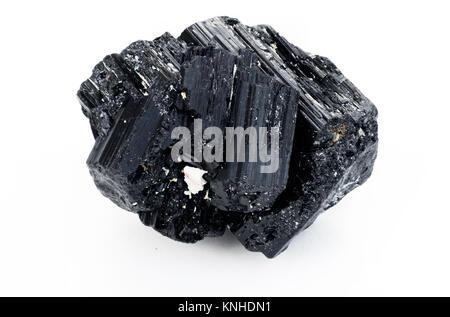 Extreme Nahaufnahme von schwarzen Turmalin Mineral auf weißem Hintergrund in focus Stacking Technik isoliert Stockfoto