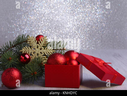 Weihnachten Geschenke. Weihnachtsdekoration mit präsentiert und rote Kugel mit Tannenzweigen, neues Jahr Dekoration, Weihnachten. Stockfoto