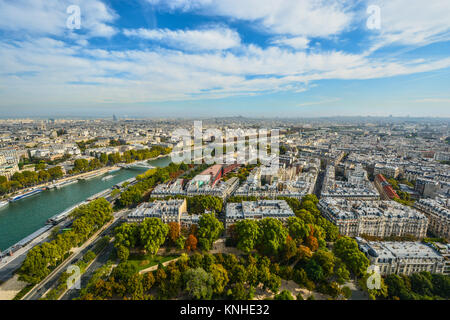 Ein Blick auf die Stadt Paris, Frankreich einschließlich der Fluss Seine von der Plattform des Eiffelturms auf einem leicht bewölkt Nachmittag Stockfoto