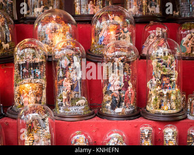 Die Via San Gregorio Armeno, Krippe dedizierte Straße in Neapel Stockfoto