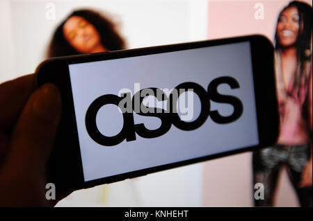 Die ASOS Logo auf einem Telefon und die Website auf einem Computer Stockfoto