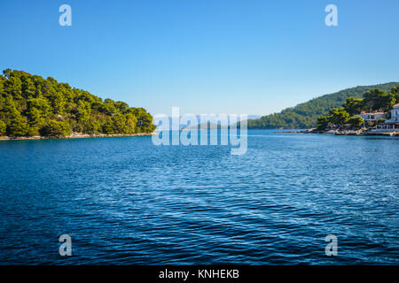 Das ruhige Wasser der Adria an einem sonnigen Tag in der Nähe von Dubrovnik, Hvar Kroatien Stockfoto
