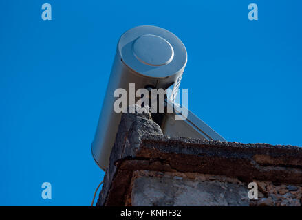 Solaranlage Tank auf einem ländlichen griechischen Haus Dach Stockfoto