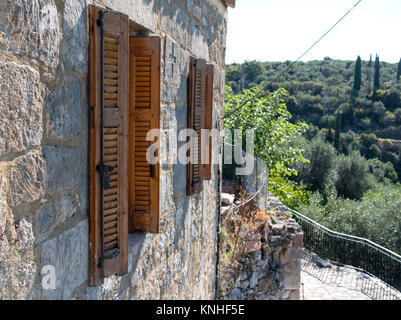 Die Fensterläden auf einem alten griechischen Haus, Kardamyli, Griechenland Stockfoto