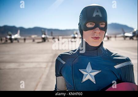 Madame Tussauds Las Vegas enthüllt eine lebensgroße Wachsfigur des Marvel Comic Buch Superhelden Captain America während der Luftfahrt Nation Air Show in der Nellis Air Force Base, 11. November 2016 in Las Vegas, Nevada. Die Figur wurde zu Ehren des Veterans Day und zur Unterstützung der '75 Jahre Air Power 'Air Show vorgestellt. (Foto von Kevin Tanenbaum über Planetpix) Stockfoto