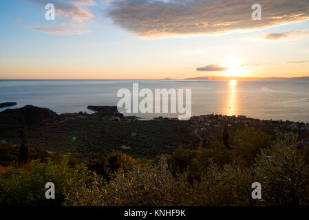 Kardamyli Altstadt mit Blick auf vile Waldungen in den Hügeln oberhalb bei Sonnenuntergang gesehen. Westküste Griechenlands Stockfoto