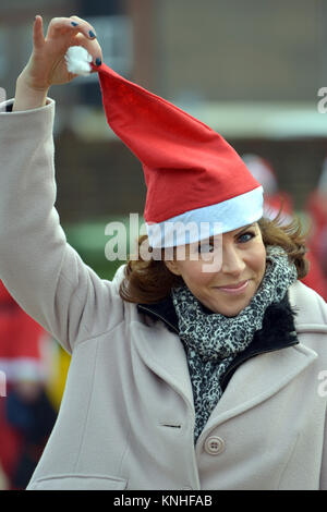 Natasha Kaplinsky in einem Santa hat Am Bevern Vertrauen Santa Run in Lewes, East Sussex. 2017 Stockfoto