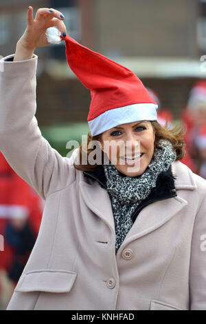 Natasha Kaplinsky in einem Santa hat Am Bevern Vertrauen Santa Run in Lewes, East Sussex. 2017 Stockfoto