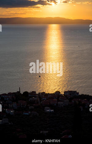 Kardamyli Altstadt mit Blick auf vile Waldungen in den Hügeln oberhalb bei Sonnenuntergang gesehen. Westküste Griechenlands Stockfoto