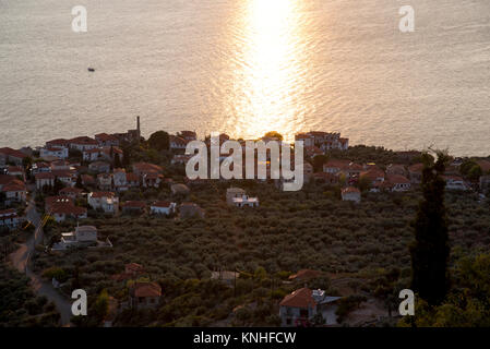 Kardamyli Altstadt mit Blick auf vile Waldungen in den Hügeln oberhalb bei Sonnenuntergang gesehen. Westküste Griechenlands Stockfoto