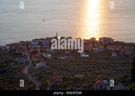 Kardamyli Altstadt mit Blick auf vile Waldungen in den Hügeln oberhalb bei Sonnenuntergang gesehen. Westküste Griechenlands Stockfoto