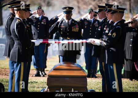 Us-Soldaten halten eine Fahne über den Sarg des Verstorbenen Special Forces Soldat James Moriarty während einer graveside Service am Arlington National Cemetery 5. Dezember in Arlington, Virginia, 2016. Moriarty war einer von drei Special Forces Soldaten in Jordanien im November getötet. (Foto von Rache Larue über Planetpix) Stockfoto