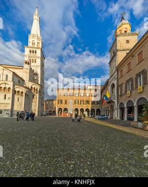 MODENA, Italien - 07 Dezember, 2017: Touristen in die Piazza Grande mit dem Dom und der Turm Ghirlandina, Italien Stockfoto