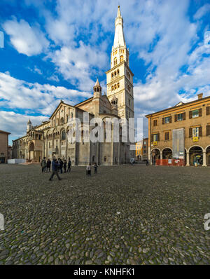 MODENA, Italien - 07 Dezember, 2017: Touristen in die Piazza Grande mit dem Dom und der Turm Ghirlandina, Italien Stockfoto