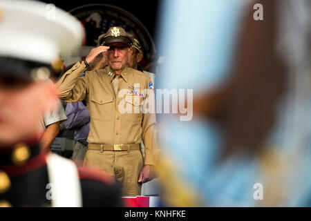 Weltkriegveteran Jerry Yellin steht und würdigt die Farben während der Pearl Harbor Memorial Parade Dezember 7, im Fort DeRussy Beach Park, Washington 2016. (Foto von Robert Sweet über Planetpix) Stockfoto