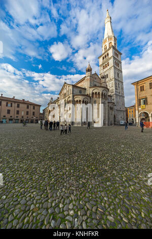 MODENA, Italien - 07 Dezember, 2017: Touristen in die Piazza Grande mit dem Dom und der Turm Ghirlandina, Italien Stockfoto