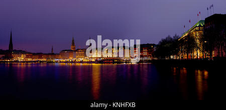 Panorama auf den Weihnachtsmarkt am Jungfernstieg Hamburg - Blick von der Binnenalster - Panorama Weihnachten - Blick über die Alster Stockfoto