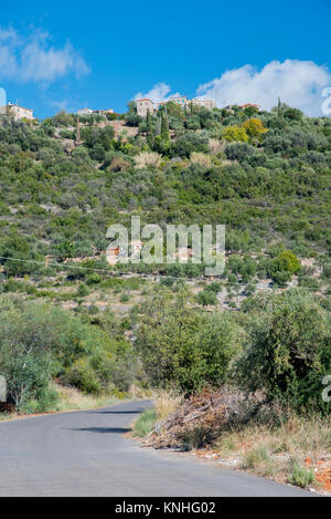 Petrovouni Hill Top Dorf, von Kardamyi gesehen, an der Südwestküste von Griechenland Stockfoto