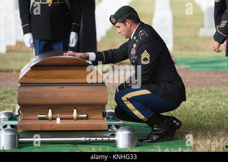 Ein US-Special Forces Soldat Ansätze, den Sarg des Verstorbenen Soldat Kevin McEnroe während seinem Grabe Service am Arlington National Cemetery 5. Dezember in Arlington, Virginia, 2016. McEnroe war einer von drei Special Forces Soldaten in Jordanien im November getötet. (Foto von Rache Larue über Planetpix) Stockfoto