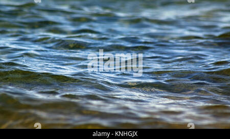 Ruhige blaue Wasser mit sanft plätschernden Wellen auf der Oberfläche Stockfoto