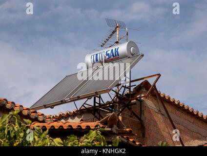 Solar Warmwasserspeicher auf einem Dach in ländlichen Griechenland, jetzt auf fast alle Wohnungen gesehen Stockfoto