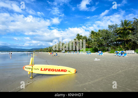 Die Rettungsschwimmer Surfbrett am Four Mile Beach, Port Douglas, Far North Queensland, FNQ, QLD, Australien Stockfoto