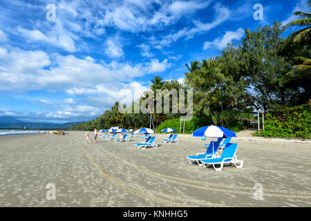 Blauen und Weißen Liegestühlen mit Sonnenschirmen am Four Mile Beach, Port Douglas, Far North Queensland, FNQ, QLD, Australien Stockfoto