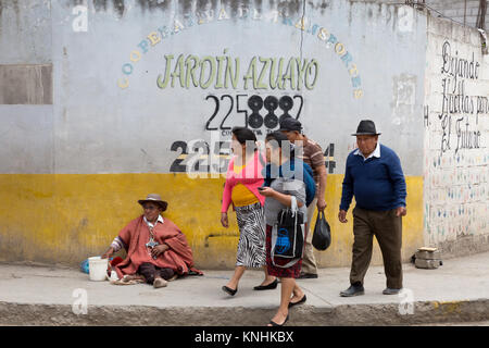 Südamerika Armut - lokale ecuadorianischen Volk vorbei gehen. ein Mann auf der Straße betteln, Ecuador, Südamerika Stockfoto