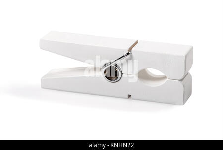 Einzelne einfache weiße Holz wäscheklammer oder Peg mit metallfeder Scharnier auf weißem Hintergrund in Seitenansicht Stockfoto