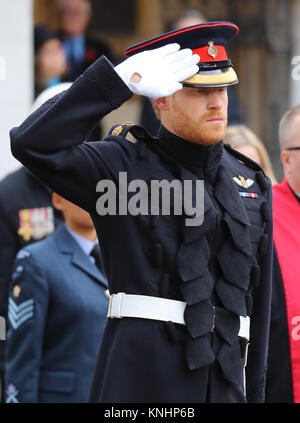 Seine Königliche Hoheit Prinz Harry legt ein Kreuz der Erinnerung vor der hölzerne Kreuze aus den Gräbern der Unbekannten britischen Soldaten aus dem Ersten und Zweiten Weltkrieg. Mit: Prinz Harry Wo: London, Großbritannien Wann: 09 Aug 2017 Quelle: John rainford/WENN.com Stockfoto