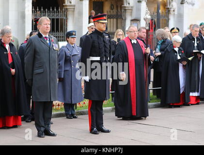 Seine Königliche Hoheit Prinz Harry legt ein Kreuz der Erinnerung vor der hölzerne Kreuze aus den Gräbern der Unbekannten britischen Soldaten aus dem Ersten und Zweiten Weltkrieg. Mit: Prinz Harry Wo: London, Großbritannien Wann: 09 Aug 2017 Quelle: John rainford/WENN.com Stockfoto