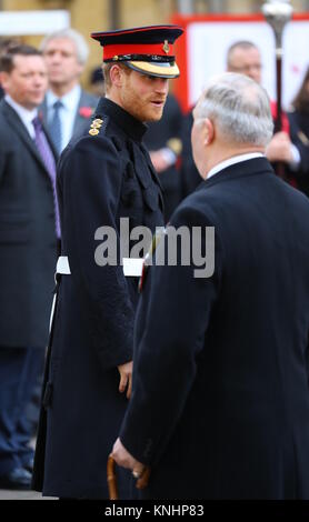 Seine Königliche Hoheit Prinz Harry legt ein Kreuz der Erinnerung vor der hölzerne Kreuze aus den Gräbern der Unbekannten britischen Soldaten aus dem Ersten und Zweiten Weltkrieg. Mit: Prinz Harry Wo: London, Großbritannien Wann: 09 Aug 2017 Quelle: John rainford/WENN.com Stockfoto