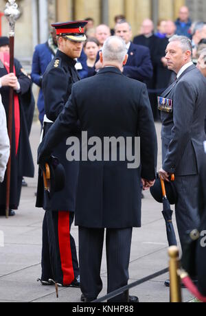 Seine Königliche Hoheit Prinz Harry legt ein Kreuz der Erinnerung vor der hölzerne Kreuze aus den Gräbern der Unbekannten britischen Soldaten aus dem Ersten und Zweiten Weltkrieg. Mit: Prinz Harry Wo: London, Großbritannien Wann: 09 Aug 2017 Quelle: John rainford/WENN.com Stockfoto