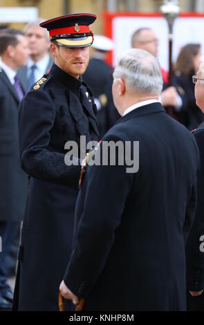 Seine Königliche Hoheit Prinz Harry legt ein Kreuz der Erinnerung vor der hölzerne Kreuze aus den Gräbern der Unbekannten britischen Soldaten aus dem Ersten und Zweiten Weltkrieg. Mit: Prinz Harry Wo: London, Großbritannien Wann: 09 Aug 2017 Quelle: John rainford/WENN.com Stockfoto