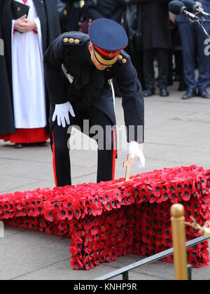 Seine Königliche Hoheit Prinz Harry legt ein Kreuz der Erinnerung vor der hölzerne Kreuze aus den Gräbern der Unbekannten britischen Soldaten aus dem Ersten und Zweiten Weltkrieg. Mit: Prinz Harry Wo: London, Großbritannien Wann: 09 Aug 2017 Quelle: John rainford/WENN.com Stockfoto