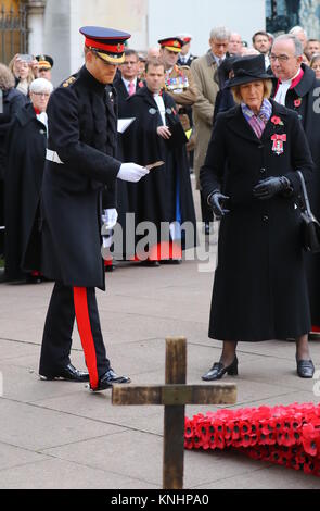 Seine Königliche Hoheit Prinz Harry legt ein Kreuz der Erinnerung vor der hölzerne Kreuze aus den Gräbern der Unbekannten britischen Soldaten aus dem Ersten und Zweiten Weltkrieg. Mit: Prinz Harry Wo: London, Großbritannien Wann: 09 Aug 2017 Quelle: John rainford/WENN.com Stockfoto