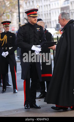 Seine Königliche Hoheit Prinz Harry legt ein Kreuz der Erinnerung vor der hölzerne Kreuze aus den Gräbern der Unbekannten britischen Soldaten aus dem Ersten und Zweiten Weltkrieg. Mit: Prinz Harry Wo: London, Großbritannien Wann: 09 Aug 2017 Quelle: John rainford/WENN.com Stockfoto