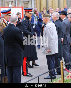 Seine Königliche Hoheit Prinz Harry legt ein Kreuz der Erinnerung vor der hölzerne Kreuze aus den Gräbern der Unbekannten britischen Soldaten aus dem Ersten und Zweiten Weltkrieg. Mit: Prinz Harry Wo: London, Großbritannien Wann: 09 Aug 2017 Quelle: John rainford/WENN.com Stockfoto